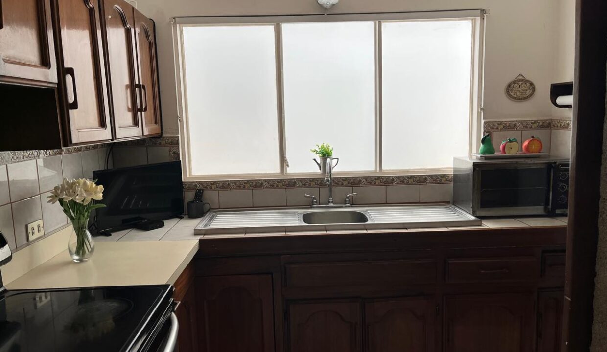 CASA EN VENTA BARRIO EL ROBLEDAL LA URUCA (10)
