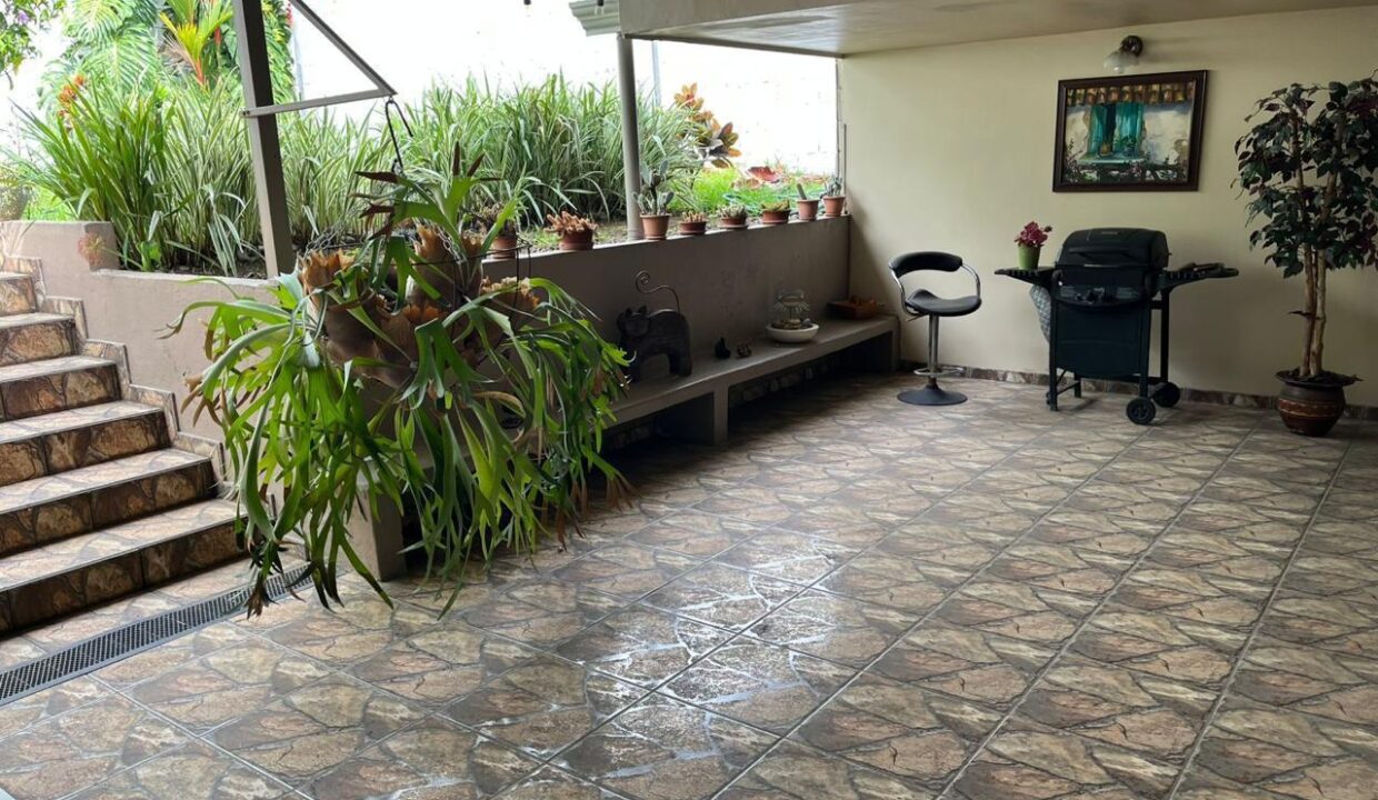 CASA EN VENTA BARRIO EL ROBLEDAL LA URUCA (18)