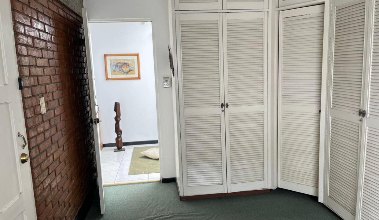 CASA EN VENTA BARRIO EL ROBLEDAL LA URUCA (2)