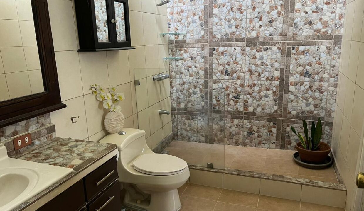 CASA EN VENTA BARRIO EL ROBLEDAL LA URUCA (20)