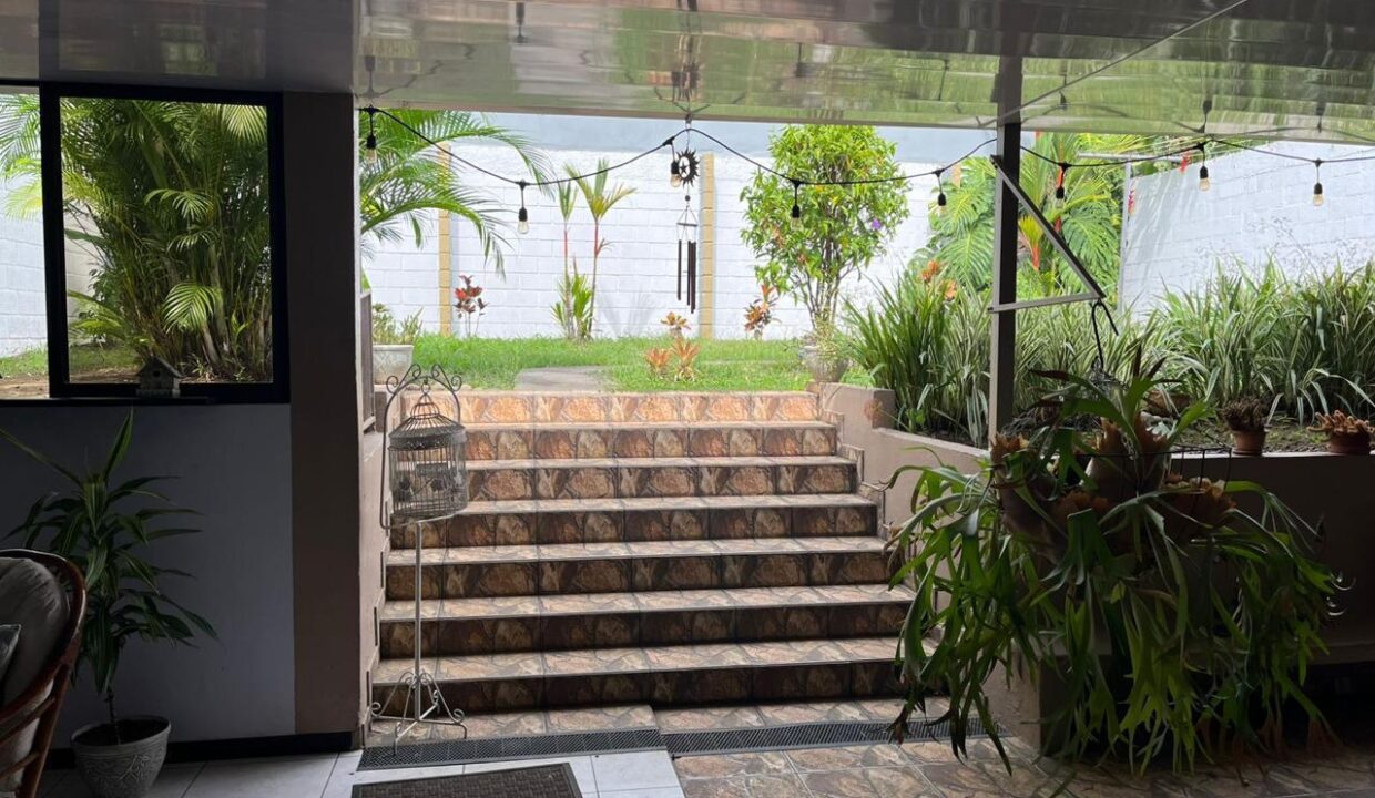 CASA EN VENTA BARRIO EL ROBLEDAL LA URUCA (4)