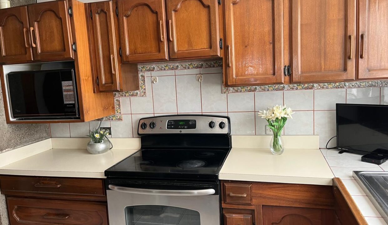 CASA EN VENTA BARRIO EL ROBLEDAL LA URUCA (8)
