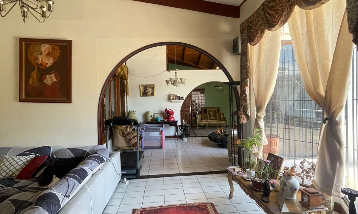 CASA EN VENTA ESCAZU MAHDAD (1)
