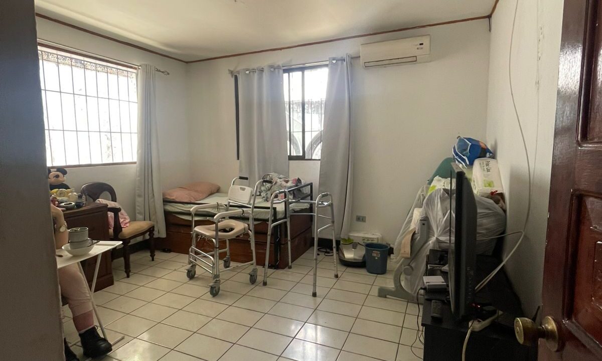CASA EN VENTA ESCAZU MAHDAD (5)