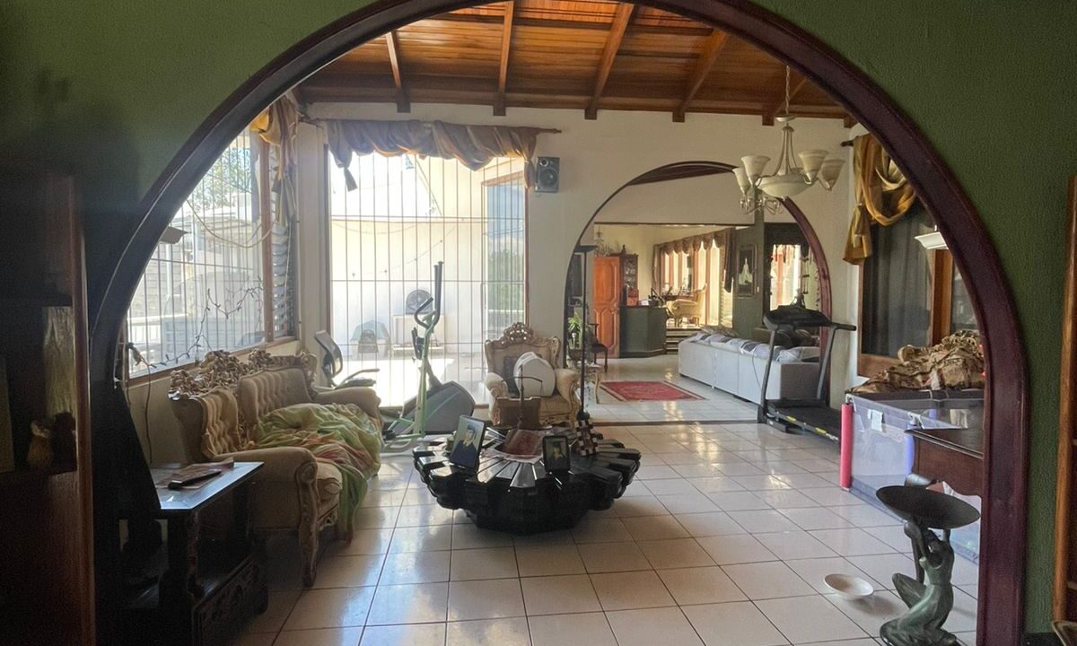 CASA EN VENTA ESCAZU MAHDAD (7)